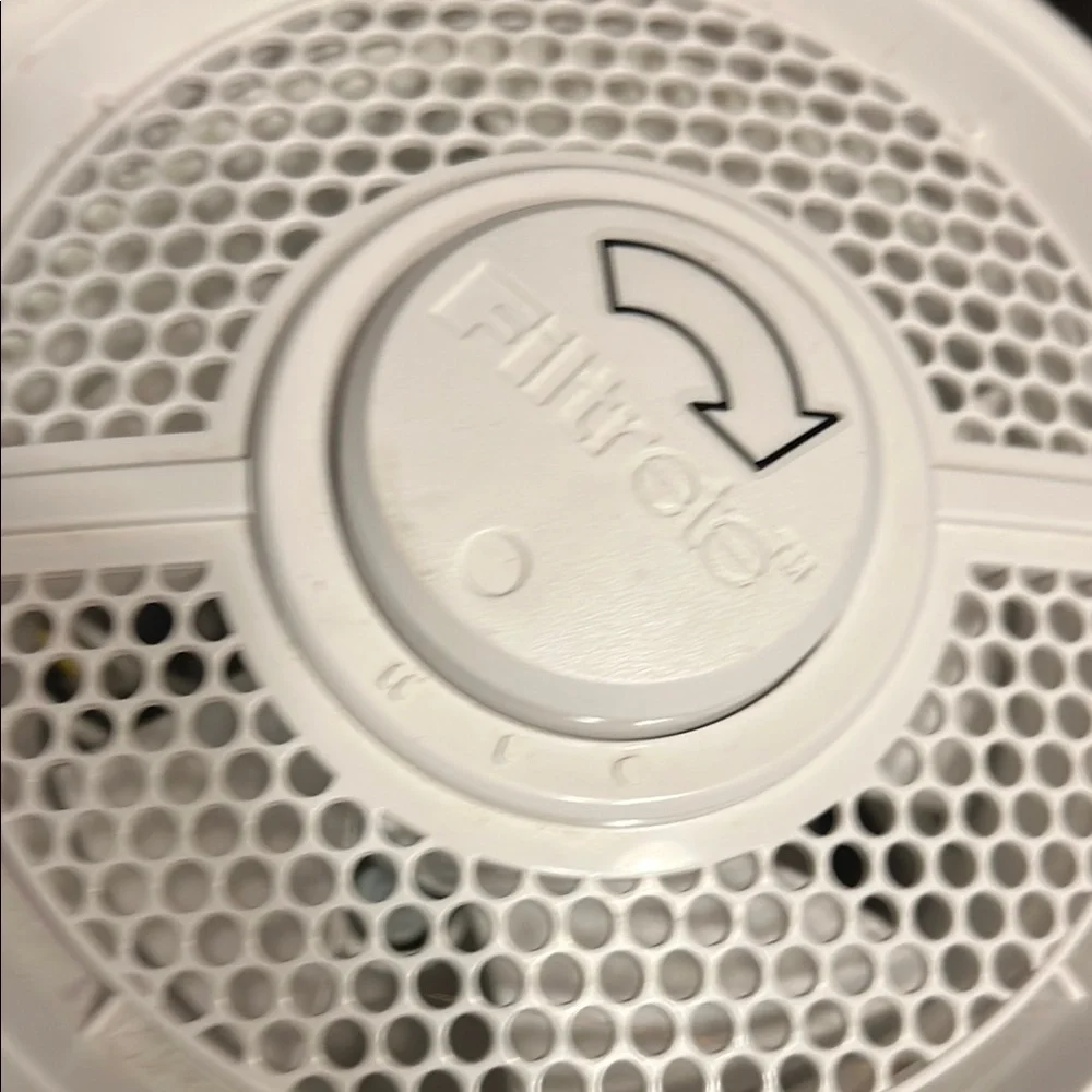 White Curved Air Purifier with Vertical Accent - Picture 3 of 5